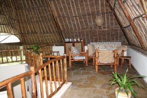 gemütliche Sitzgruppe mit Büchern und Spielesammlung-Villa-Kuishi - Diani Beach - Kenia - Ihr exklusives Ferienhaus unter der Sonne
