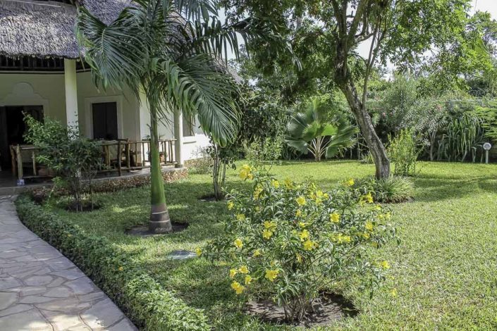 Blick über den tropischen Garten - Villa-Kuishi - Diani Beach - Kenia - Ihr exklusives Ferienhaus unter der Sonne Ostafrikas