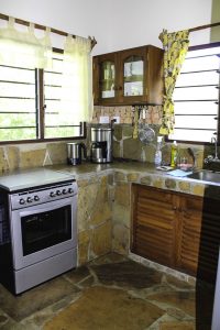 In der voll ausgestatteten Küche finden Sie: Kühlschrank mit Gefrierfach, Gas-Elektroherd inkl. Backofen mit Grill, Elektrogeräte, Kaffeemaschine, Toaster, Wasserkocher, Mixer, Geschirr, Töpfe alles was Sie benötigen um sich wohl zu fühlen - Villa-Kuishi - Diani Beach - Kenia - Ihr exklusives Ferienhaus unter der Sonne Ostafrikas